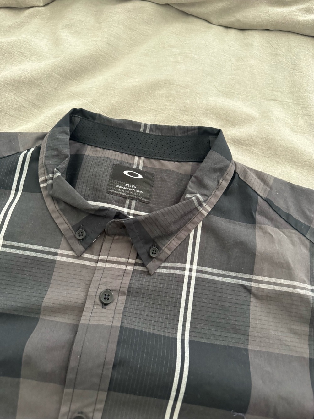 Oakley Local Long Sleeve Woven Men’s Plaid Button Down Casual Shirt in Blackout - Picture 3 of 13